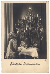 Mädchen mit Christbaum