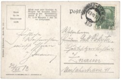 Mann sieht Bildnis an