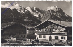 Garmisch-Partenkirchen, Alte Bauernhäuser gegen Zugspitzgruppe