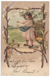 Mädchen füttert Kücken