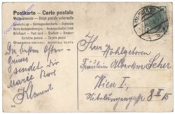 ak135724a Mädchen sieht Kücken an