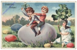 Kinder spielen mit einem Ei