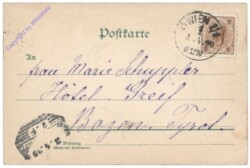 Kind im Ostereikostüm
