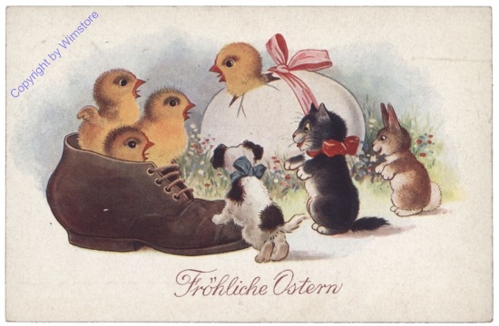 Kücken mit Ei, Katze und Hund