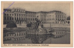 Wien 13, Schloß Schönbrunn, linke Fontaine im Schloßhof