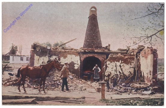 Schmied bei der Arbeit in seiner von den Russen zerstörten Schmiede