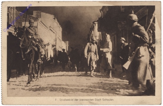 Straßenbild der brennenden Stadt Schaulen