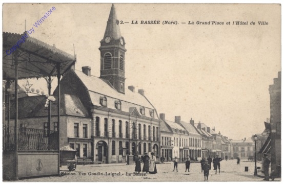 ak140714 La Bassee (Nord), La Grand Place et l'Hotel de Ville
