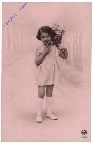 ak141106 Mädchen mit Blumen