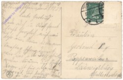 Mädchen mit Hund beim Spazieren