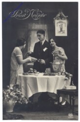 Mädchen und Junge beim gedeckten Tisch