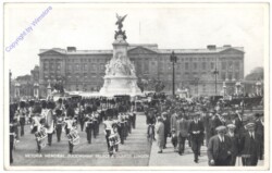 London, Victoria Memorial, Buckingham Palace and Guards