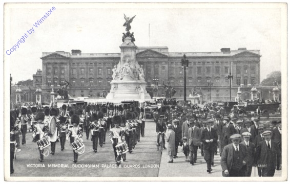 London, Victoria Memorial, Buckingham Palace and Guards