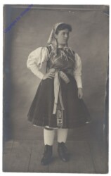 Dame in Tracht