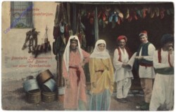 Allgemein, Bosnische Zigeunerinnen und Bauern vor einer Opankenbude