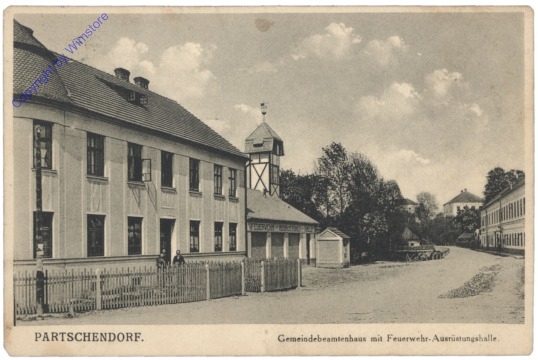 Bartosovice (Partschendorf), Gemeindebeamtenhaus mit Feuerwehr-Ausrüstungshalle
