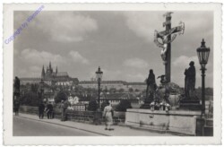 Praha (Prag), Kreuz auf der Karlsbrücke u. Hradschin