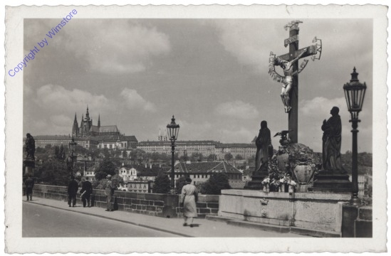 Praha (Prag), Kreuz auf der Karlsbrücke u. Hradschin