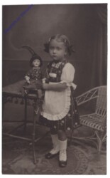 Mädchen mit Puppe
