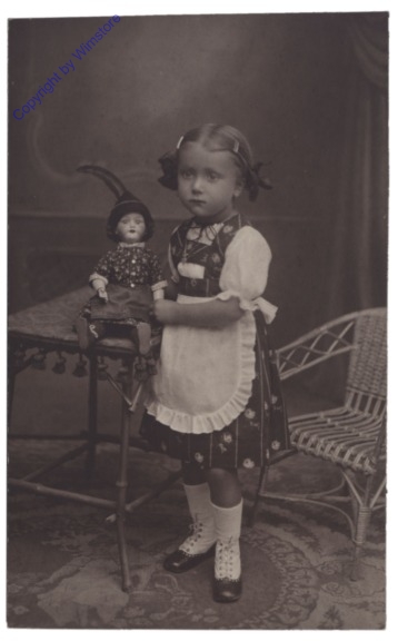 Mädchen mit Puppe