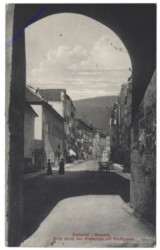 Brunico (Bruneck), Blick durch das Klostertor mit Stadtgasse