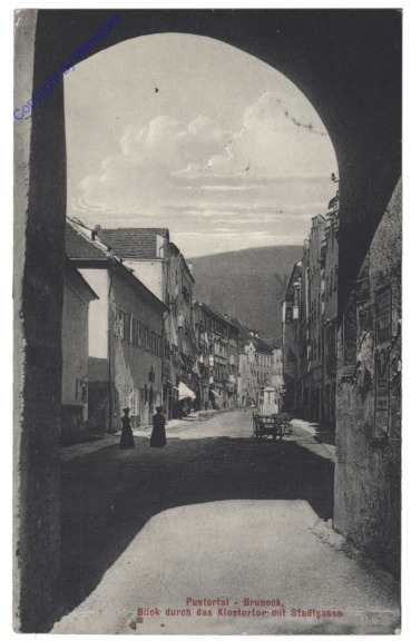 ak153447 Brunico (Bruneck), Blick durch das Klostertor mit Stadtgasse
