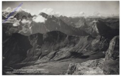 Dolomiti (Dolomiten), Dolomitenstrasse am Pordoijoch gegen Marmolata