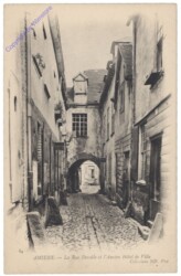 Amiens, La Rue Devalle et l'Ancien Hotel de Ville