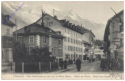 Chamonix-Mont-Blanc, Rue Nationale et vue sur le Mont Blanc