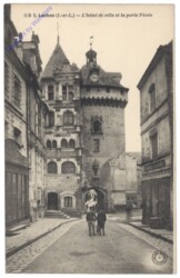 ak155605 Loches, L'hotel de ville et la porte Picois