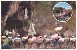 Lourdes, Les malades devant la Grotte