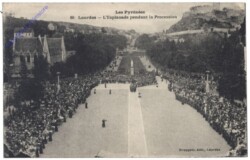Lourdes, L'Esplanade pendant la Procession