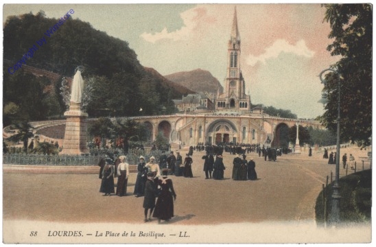 Lourdes, La Place de la Basilique