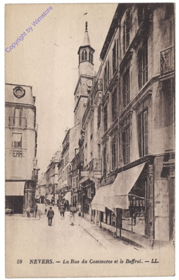 Nevers, La Rue du Commerce et le Beffroi
