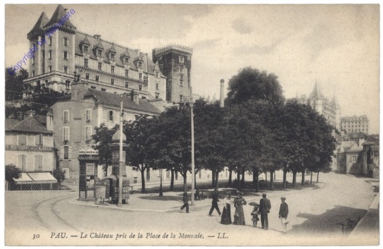 Pau, Le Chateau pris de la Place de la Monnaie