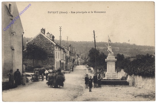 ak156517 Pavant, Rue principale et le Monument