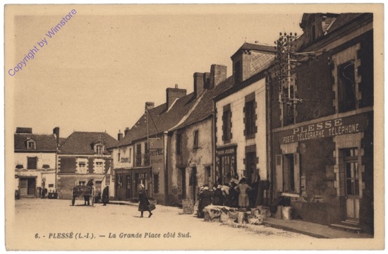 ak156525 Plesse, La Grande Place cote Sud