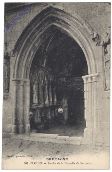 ak156528 Plouha, Porche de la Chapelle de Kermaria