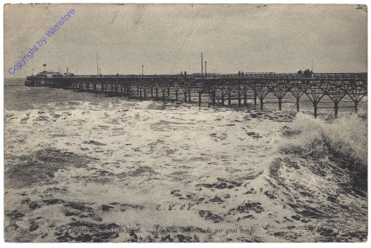 Trouville-sur-Mer, La Jetee-Promenade par gros temps