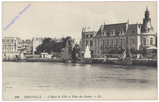 Trouville-sur-Mer, L'Hotel de Ville et Place du Casino