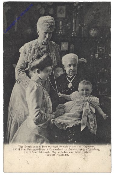 Vier Generationen: Majestät Königin Marie von Hannover, I.K.H. Frau Herzogin Thyra v. Cumberland, I.K.H. Frau Prinzessin Max v. Baden und deren Tochter Prinzess Alexandra
