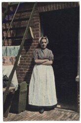 Allgemein, Frau vor dem Haus