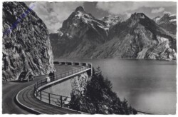 ak159221 Brunnen, Axenstrasse mit Urirotstock