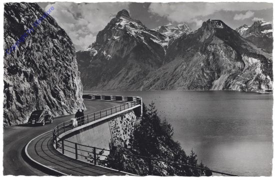 Brunnen, Axenstrasse mit Urirotstock