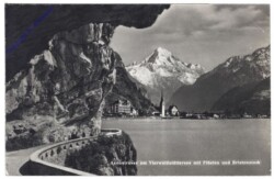 Brunnen, Axenstrasse am Vierwaldstättersee mit Flüelen und Bristenstock