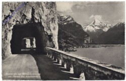 Brunnen, Axenstrasse am Vierwaldstättersee mit Flüelen und Bristenstock