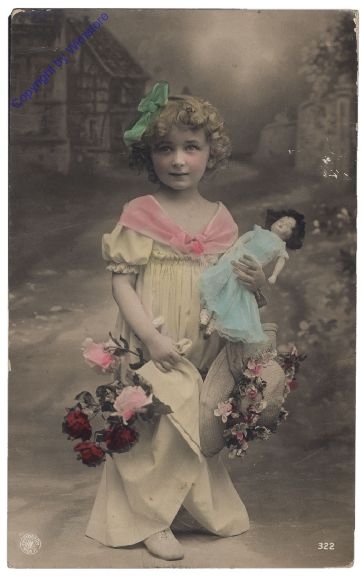 Mädchen mit Puppe