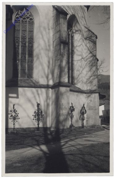 Gräber bei einer Kirche