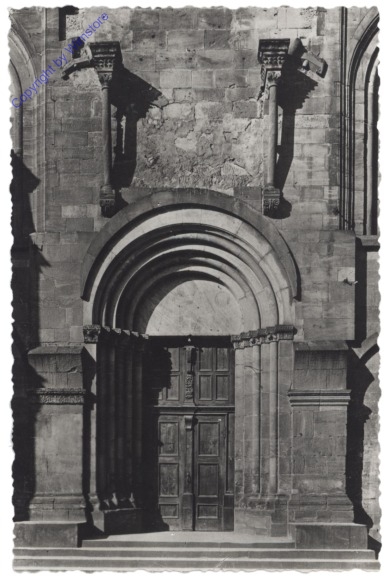 Worms, Dom
