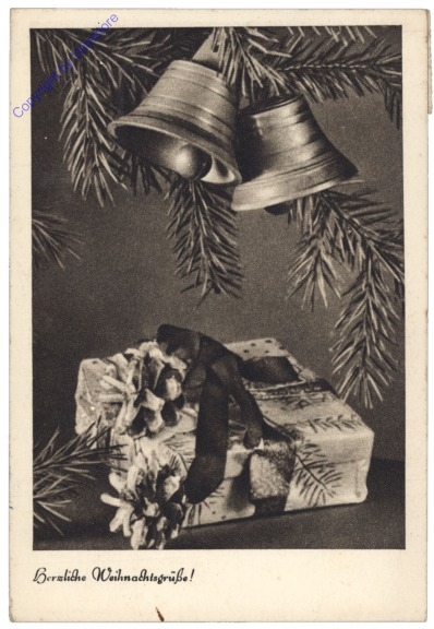 Glocken mit Zweigen und Geschenk